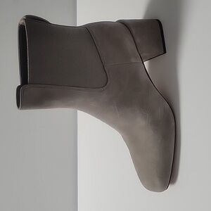 Vince Kimmy Hazel Stone Suede Block Heel Bootie Sz 9.5